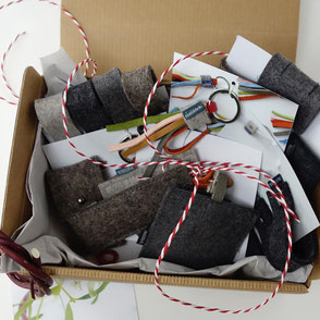 geschenkebox-mit-18-nuetzlichen-geschenken-aus-wollfilz-minimalistisch