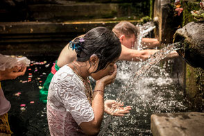Bali ubud guest house coco now laundry バリ島ウブドにあるココナウではカーチャーターでオリジナルツアーを承っています。沐浴も体験できます。