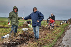 chantier plantation haie deux volontaires