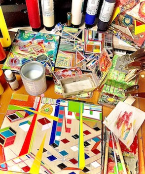Eine grosse Anzahl von Acrylfarben und unterschiedlichen Lacken mit in Arbeit befindlichen Leinwandbildern auf dem Tisch im Atelier von Andreas Alka alias "FLoYd".