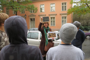 Während einer Stadtführung lernen Schülerinnen und Schüler die Geschichte der alten Dorfschule kennen.
