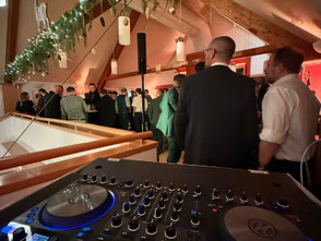 DJ Mischpult auf Weihnachtsfeier