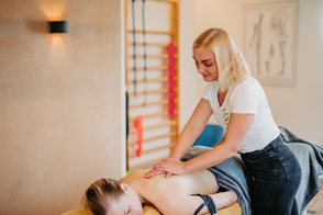Hormonmassage Gleicht das hormonelle System im Körper aus, wirkt egal ob es sich um Menstruationsbeschwerden, Kinderwunsch oder Klimakterium handelt, zudem wirkt es auch positiv auf das vegetative Nervensystem.