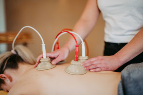 Elektrotherapie Es kommt zur Anwendung von elektrischem Strom zusätzlich zur Physiotherapie, um unter anderem die Muskulatur zu lockern, die Durchblutung zu fördern, Schmerzen zu reduzieren und die Heilung zu verbessern.