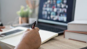 Person am Schreibtisch sitzend vor einem Laptop als Motiv für Andrea Burg Coaching aus Tettnang für Impulsvorträge via Zoom zum Thema Stress, Zufriedenheit und Empathie