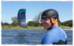 Kitesurfen lernen im kitekurs an der ostsee im sommerurlaub corona