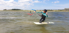 Kitesurfen lernen im kitekurs an der ostsee im sommerurlaub corona