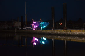 Stand Up Paddling bei Nacht? Reserviere jetzt dein NightSUP in Rerik am Salzhaff und in Kühlungsborn an der Ostsee. SUP Kurs Ostsee, AHOI!