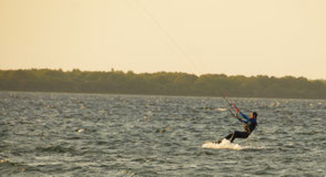 Kitesurfen an der Ostsee am Salzhaff in Rerik oder der Ostsee in Kühlungsborn. Buche jetzt deinen Kitekurs an der Ostsee in deiner VDWS Kiteschule Oceanblue Watersports