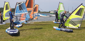 Dein WIndsurfkurs an der Ostsee in deiner VDWS Surfschule. Lerne in einer Gruppe das Surfen in deinem Ostseeurlaub in Rerik am Salzhaff oder in Kühlungsborn an der Ostsee. Buche jetzt deinen Windsurfkurs.