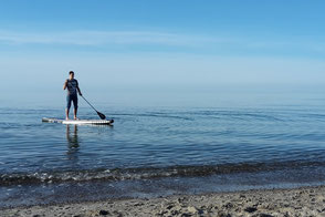 Stand Up Paddling an der OStsee. Lernen jetzt Stand Up paddling in deiner Surfschule Ostsee. Entspannung am Meer im Urlaub mit deiner Wassersportschule Ostsee. Spaß beim SUP auf der Ostsee.