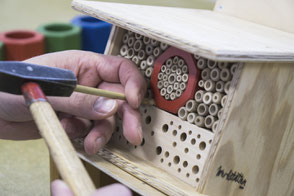 Herstellen einer Wildbienen Nisthilfe in einem Arbeitstraining für Menschen mit einer psychisch bedingten Leistungseinschränkung. 