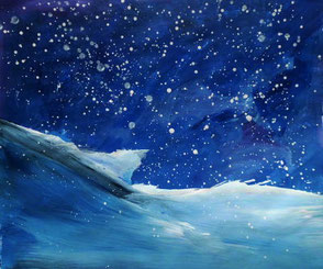 Berghang mit schnee, blauer himmel mit weißen farbspritzern. papierbild