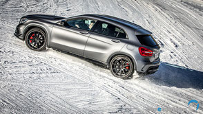 Mercedes AMG im Drift auf Schnee