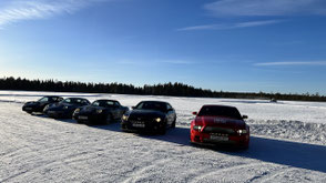 Ford Mustangs auf einem gefrorenen See in Schweden Arvidsjaur