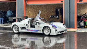 Rennauto in Boxengasse an einem Trackday