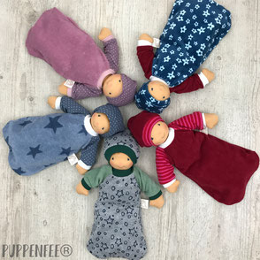 Kleine Stoffpuppen mit bunter Puppenkleidung für Kinder ab der Geburt zum Liebhaber und Spielen