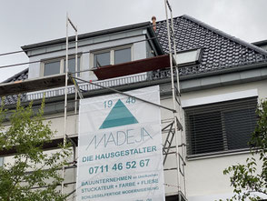 Außenputz an Fassade angebrach und gestrichen mit Caparol mit Gerüst und Plakat MADEJA