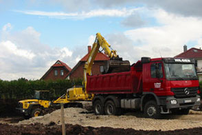 Hilgen Bus Lkw Busfahrt Erdarbeiten Transport Sand Tieflader Reise Bau Hilgen Bus Lkw Busfahrt Erdarbeiten Transport Sand Reiseverkehr Busfahrt Bustour Linienverkehr Bus Transport Reise Urlaub Lkw Sand Mutterboden Füllsand Auskoffern Baggerarbeiten Bauste