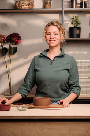 Foodfotografin Lina Sternberg beim Styling und Fotografieren im eigenen Studio in Hannover