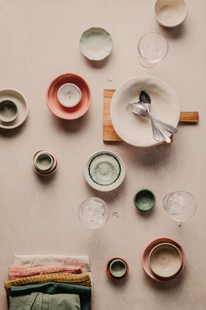 Auswahl an Keramik und Requisiten für Foodstyling und Editorial Foodfotografie