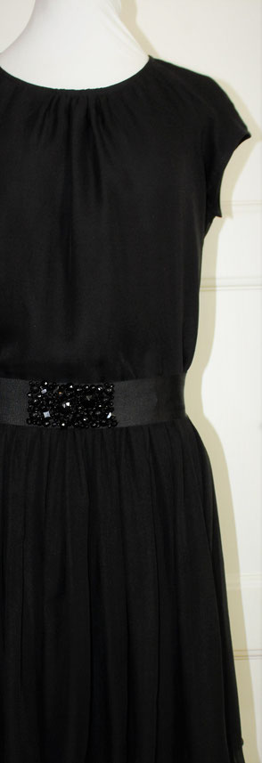 Kleines schwarzes Kleid aus Seidenchiffon mit besticktem Ripsgürtel