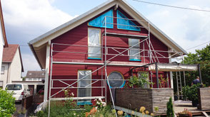 sie sehen ein aus holz gebautes haus in der farbe schwedenrot