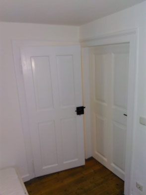 sie sehen eine wohnung ganz in weiß gestrichen mit weiß lackierten türen