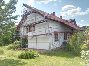 sie sehen ein weißes haus, bei dem wir das gerüst gestellt und die fassade gestrichen haben