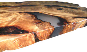 Designertisch aus Kauri Wurzel mit hochwertiger Oberfläche, Naturkunstwerk einzigartiger Esstisch mit Epoxidharz  und Naturkanten