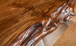 Besondere Naturkanten des Holztisches, exklusiver Designer Konferenztisch aus Kauri Baumstamm Tischplatte