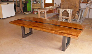 Kauri Esstisch mit einzigartigem Flusslauf, besonderer Holztisch Epoxidharz gefüllten Naturkanten, Tischplatte aus wunderschönem Baumstamm