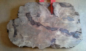 Designertisch als unbearbeitete Naturholz Tischplatte aus altem Kauri Holz, Esstisch aus großer Wurzel an einem Stück gewachsen