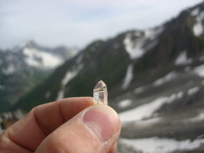 Ein kleiner Bergkristallspitz gibt eine klare aber sanfte Botschaft.