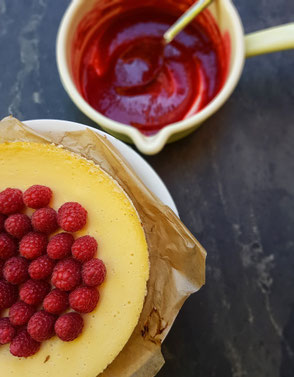 New-York-Cheesecake mit Himbeersauce