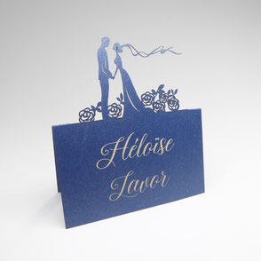 marque-place découpe laser avec des mariés et des roses découpés le prénom des invités gravé