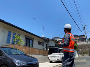 「一級建築施工管理技士」「ホームインスペクター（住宅診断士）」の資格を持つドローン操縦士が屋根点検を行います