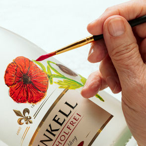 Bottle Painting, Bottle-Art, Flaschenmalerei, Experimental Marketing, Eventidee Getränkeindustrie, Parfümflakon bemalen, Influencer-Event, PR-Event, Messe-Event, Sigrid Bengel, Schrift und Kunst, Marketing mit Kunst