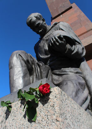 Eine Rote Rose auf dem Sockel des Knieenden Rotarmisten. Sowjetisches Ehrenmal Berlin-Treptow. Foto: Helga Karl