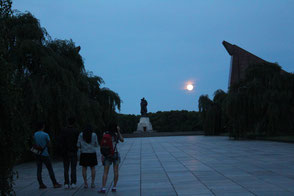 Sowjetisches Ehrenmal im Treptower Park, der Mond scheint. Foto: Helga Karl 20. Juni 2016