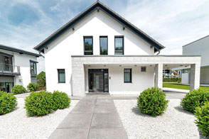 Ein schönes neues Haus mit Grün. 