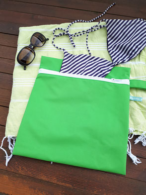 Wet Bag apfelgrün mit weißem Reißverschluss