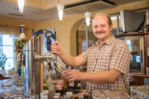 Wirt zapft ein Bier.