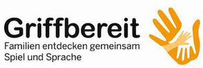 Logo von Griffbereit mit einem gelben Handmotiv, in dem eine kleinere Hand liegt, und dem Slogan 'Familien entdecken gemeinsam Spiel und Sprache'
