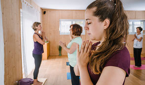 Yoga gibt dir neue Energie, wir üben in der Gruppe, mit Konzentration und innerer Ruhe.