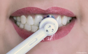 regelmäßige Zahnpflege mit elektrischer Zahnbürste Zahnarzt Michael Riedel München