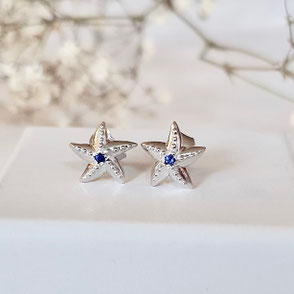 Puces d'oreilles Etoiles de Mer en or blanc 750 saphirs bleus