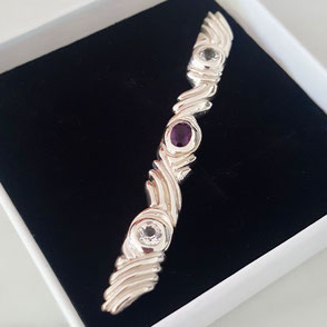 Broche en argent 925 sertie d'une Améthyste et de 2 topazes blanches texturéee