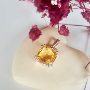 Pendentif double griffes en argent 925 sertie d'une citrine taille coussin