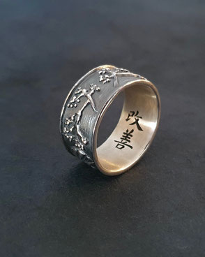 Bague en argent oxydé représentant un jardin japonais : carpe Koi, fleurs de sakura et nénuphars